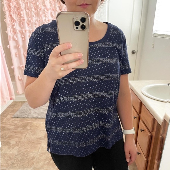 Old navy relaxed boyfriend tee - Picture 3 of 4